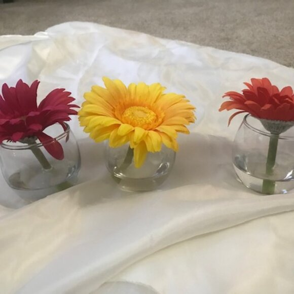 Set of 3 Artificial 3" Daisy Silk Flowers Arrangements in Faux Water Glass Vases - Picture 1 of 5